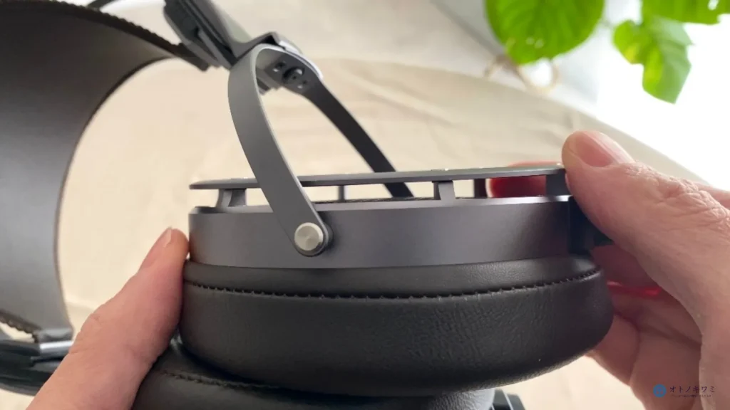 STAX SR-X9000 チルト・ガードメッシュ構造