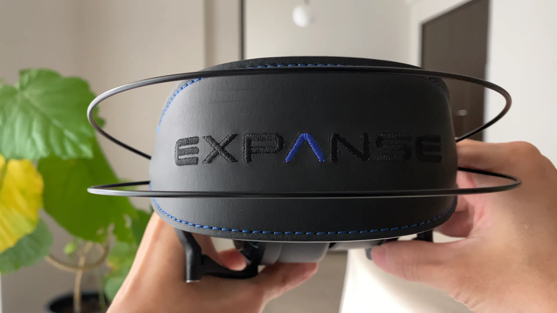 EXPANSEのロゴと青いステッチ
