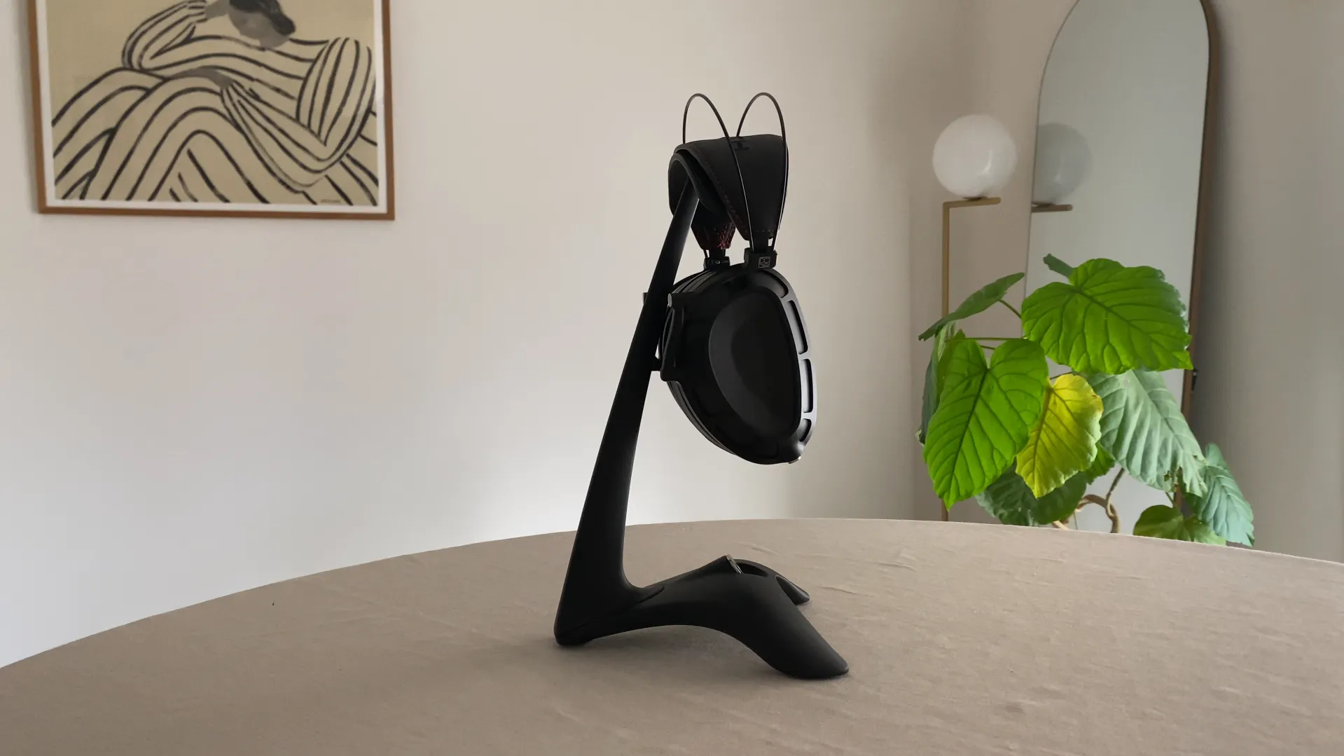自宅のテーブルに置かれたSTEALTH