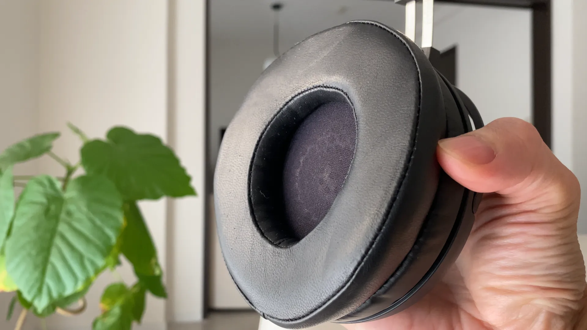 Audio-Technica ATH-AWKT 羊革イヤーパッドとカップの内側