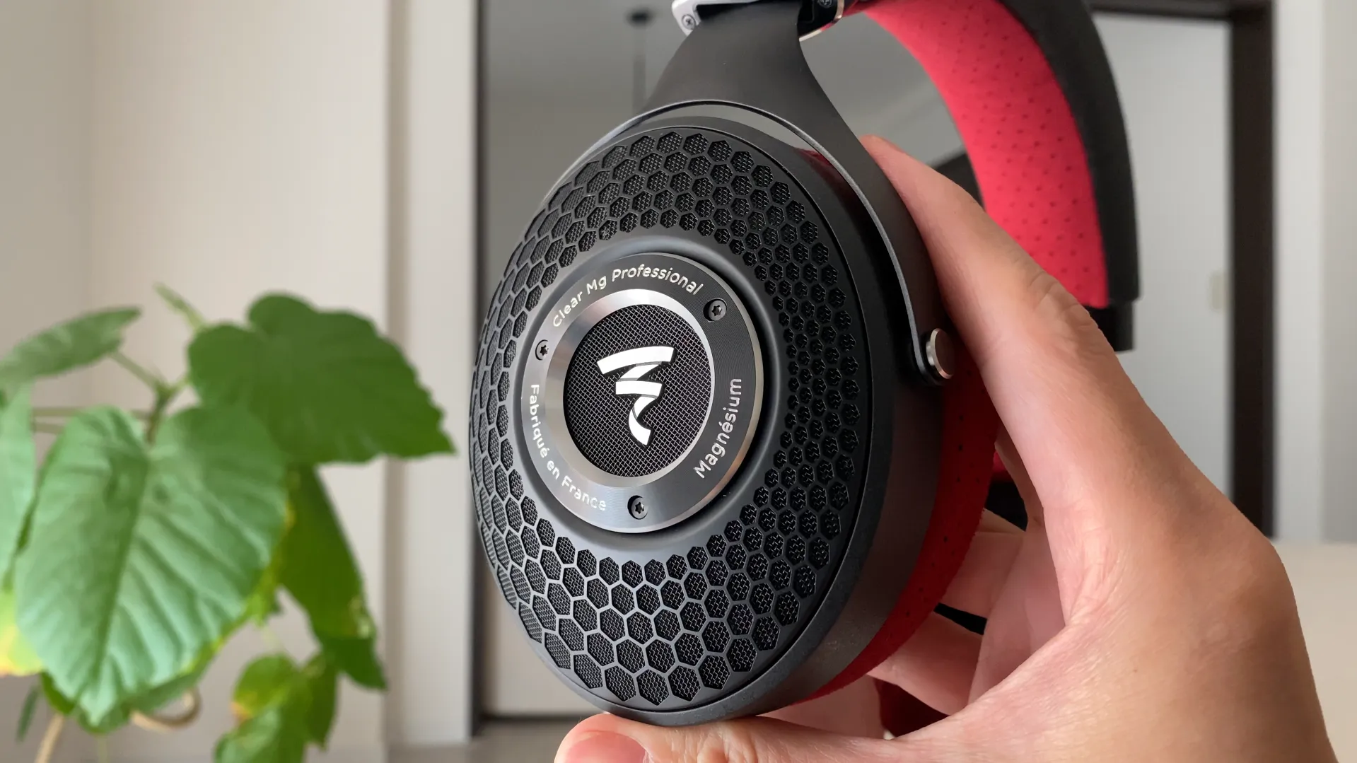 FOCAL CLEAR MG PROFESSIONAL RED 黒いハニカムグリルと赤いヘッドバンド