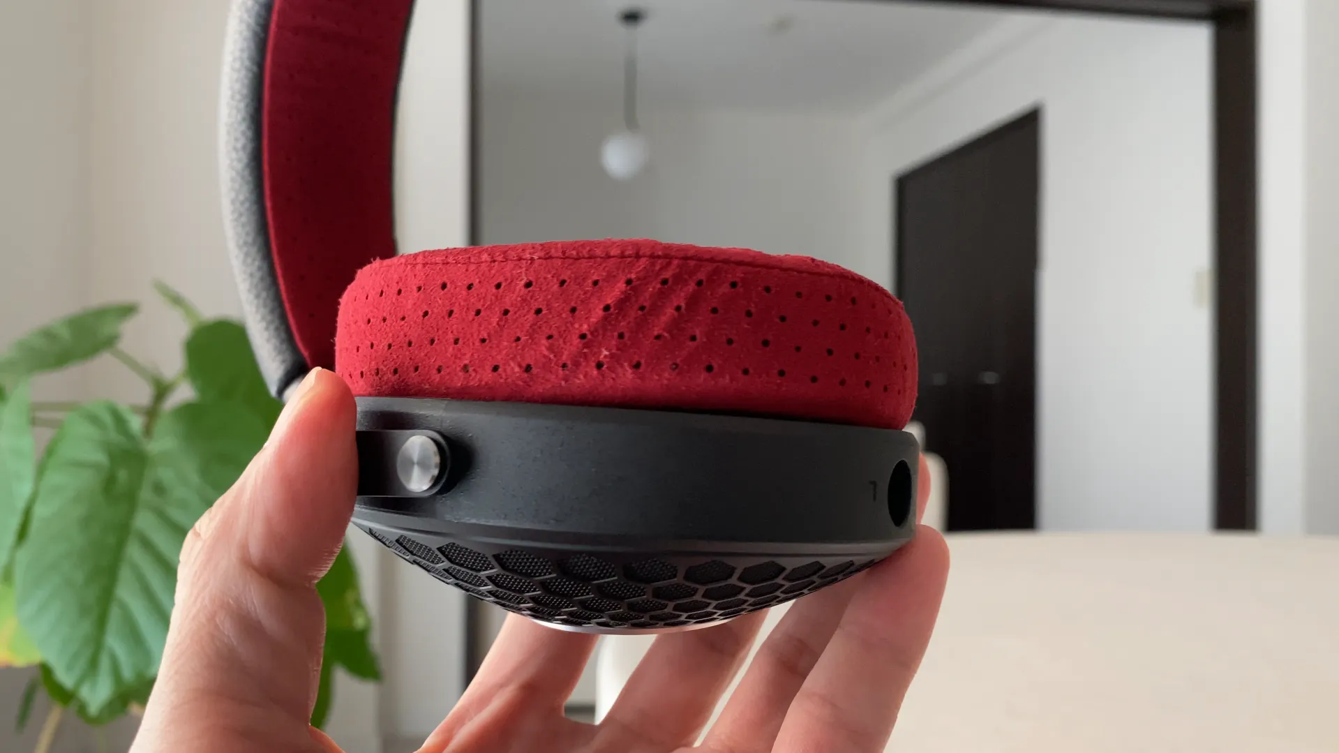 FOCAL CLEAR MG PROFESSIONAL RED 赤い穴あきパッドとカップ側面の端子