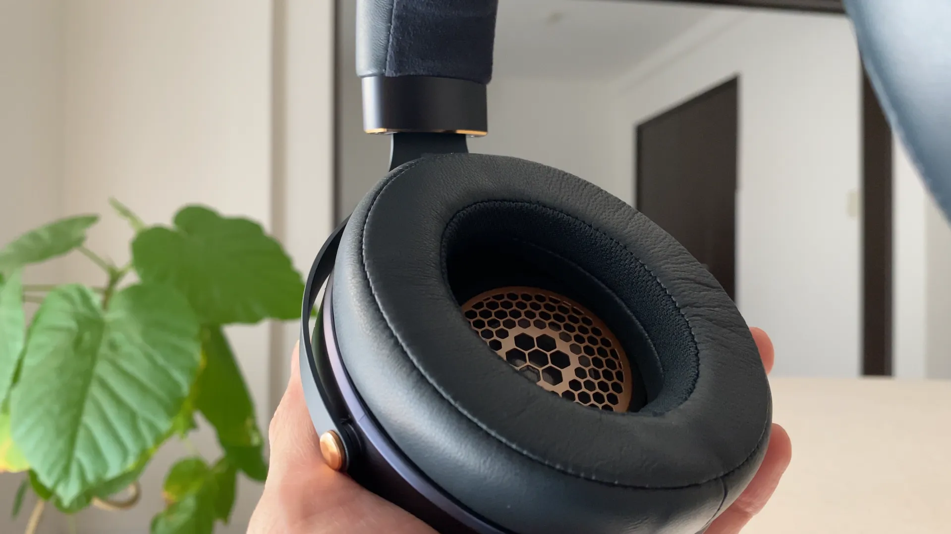 FOCAL Celestee 革製イヤーパッドと内側グリル