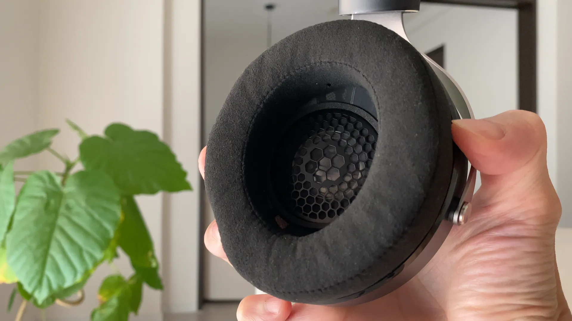 FOCAL ELEAR イヤーパッド内側とドライバーを覆うグリル