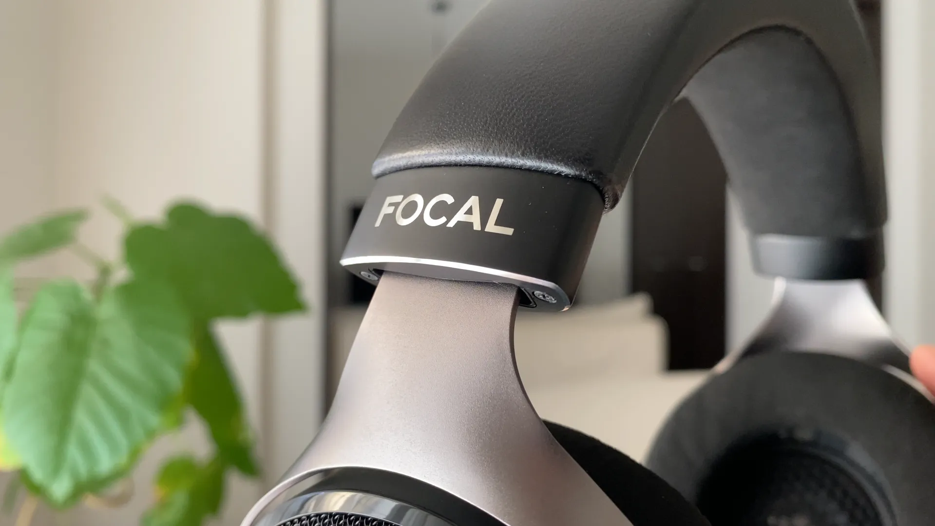 FOCAL ELEAR アルミニウムのヨークとレザーヘッドバンド